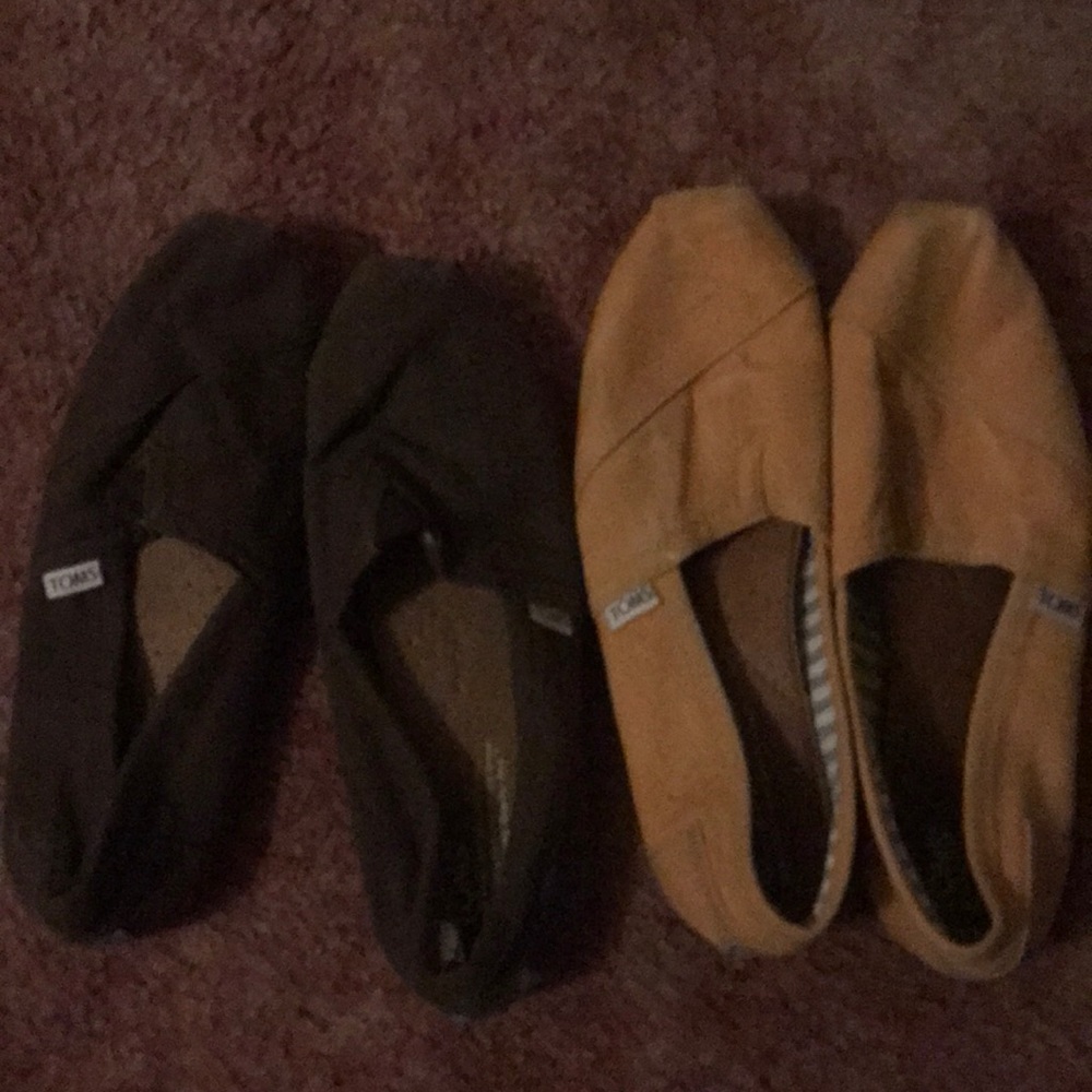2 pair of Toms